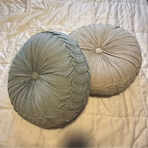 🌻5/$30🌻 SIMONS Round Decorative Pillows in Gray/Blue and Taupe
